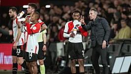 Van Persie houdt deur open voor Milambo na zware blessure