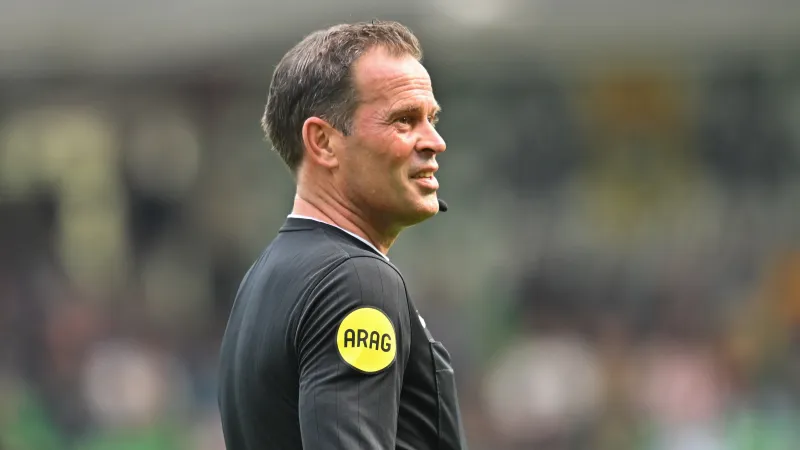 Bas Nijhuis scheidsrechter tijdens wedstrijd tussen Feyenoord en NEC Nijmegen