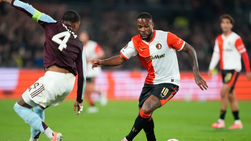 Larin haakt geblesseerd af bij nationale voetbalploeg van Canada