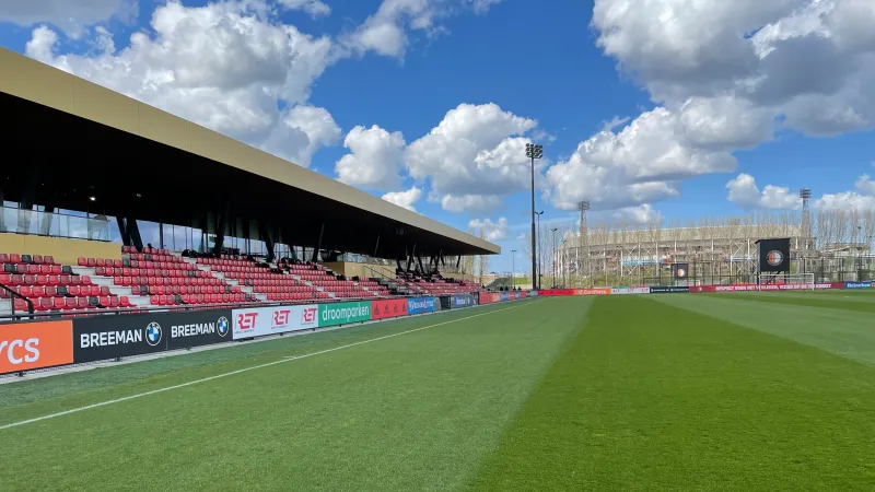 Feyenoord Onder 21 boekt zege in absolute slotfase en houdt titeldroom in leven