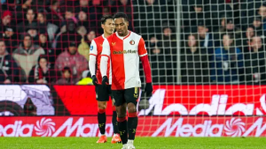 STAND | Feyenoord ziet koploper PSV verder uitlopen