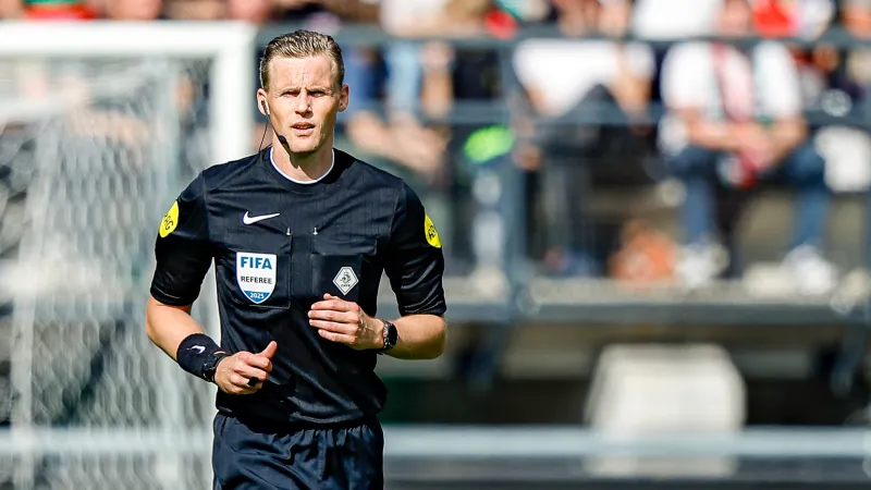 Sander van der Eijk scheidsrechter tijdens wedstrijd tussen Telstar en Feyenoord