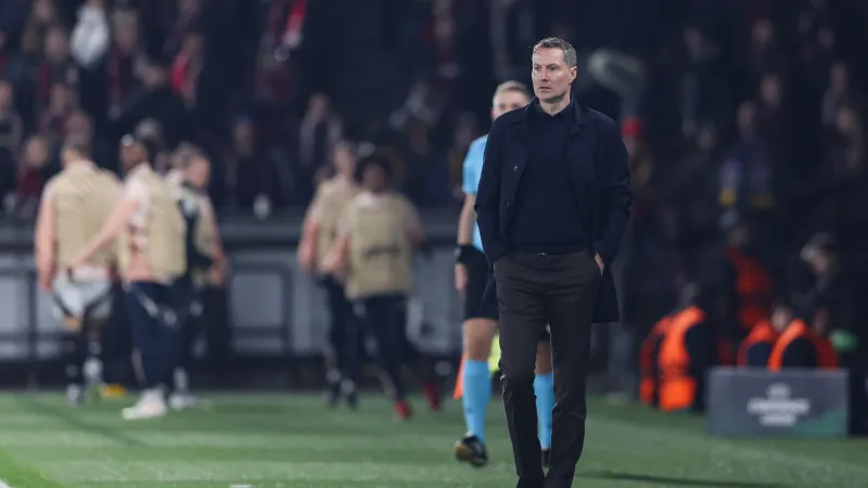 Welke trainer deed het beter: Van Persie en Priske bijna identiek aan elkaar