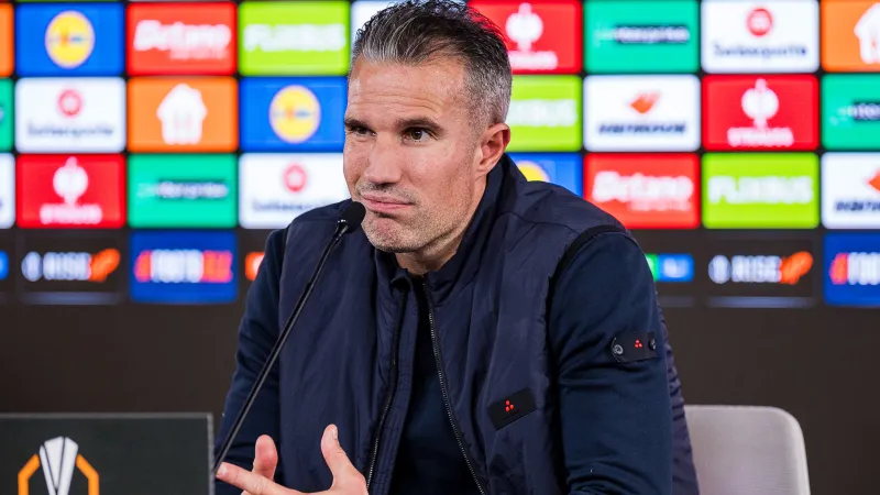Van Persie wil niks van commentaar weten: 'Ik weet niet beter'
