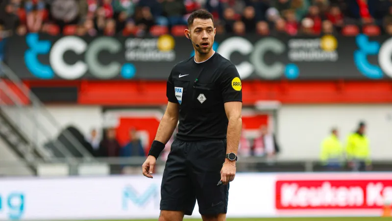 Marc Nagtegaal scheidsrechter tijdens wedstrijd tussen Feyenoord en PEC Zwolle