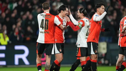Feyenoord wint in De Kuip met ruime cijfers van PEC Zwolle