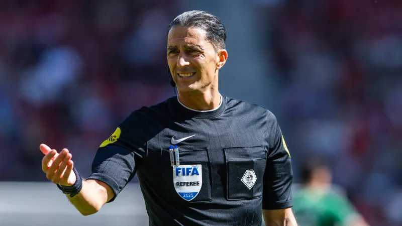 Serdar Gözübüyük scheidsrechter tijdens wedstrijd tussen Ajax en Feyenoord