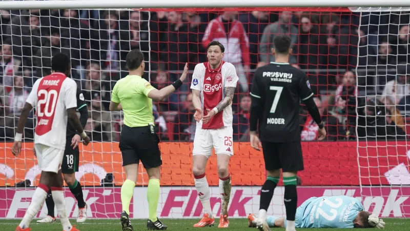 Ajax mist naast Baas ook Weghorst in de Klassieker