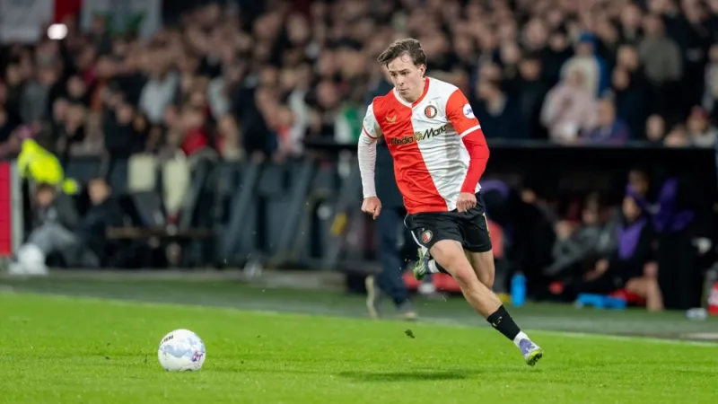 Leo Sauer geblesseerd naar de kant in wedstrijd tegen FCSB