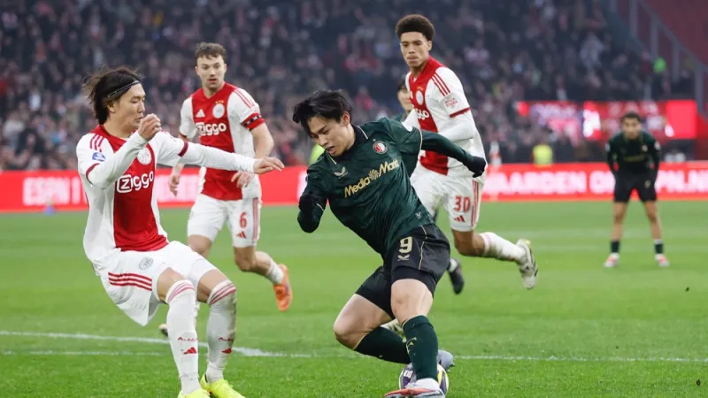 De kranten: 'Ajax duwt Feyenoord dieper in de problemen'