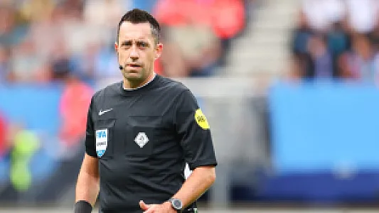Dennis Higler scheidsrechter in wedstrijd tussen Feyenoord en FC Twente