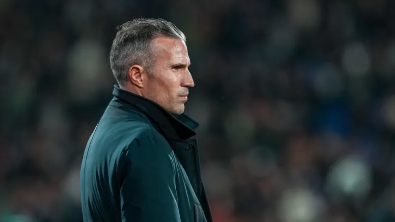 OPSTELLING | Van Persie heeft puzzel gelegd en laat Bijlow en Sliti starten