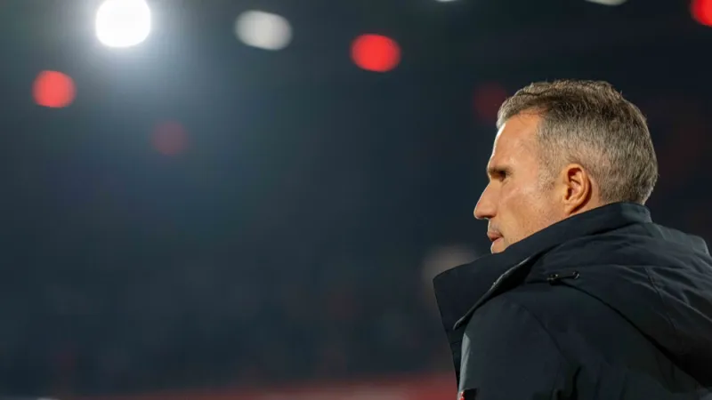 'Feyenoord moet nu bepalen of Robin van Persie nog de juiste trainer is'