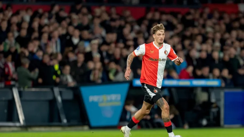 'Feyenoord hoopt op contractverlenging Valente, grote clubs houden middenvelder in de gaten'