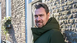 Mossou hard: 'Hij liet zich vrijwillig bekogelen met rotte eieren'