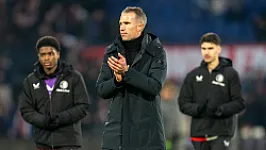 'Alles wordt beoordeeld, behalve Van Persie zelf'