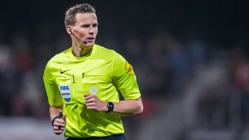 Sander van der Eijk fluit SC Heerenveen - Feyenoord