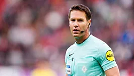 Danny Makkelie scheidsrechter tijdens wedstrijd tussen Feyenoord en Sparta Rotterdam
