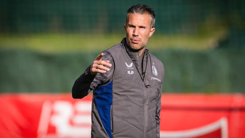 Van Persie over mogelijke versterkingen: 'Die posities volgen we ook met extra aandacht'