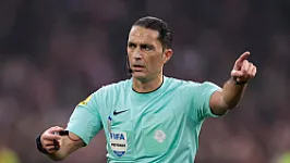 Serdar Gözübüyük scheidsrechter tijdens wedstrijd Feyenoord - Heracles Almelo
