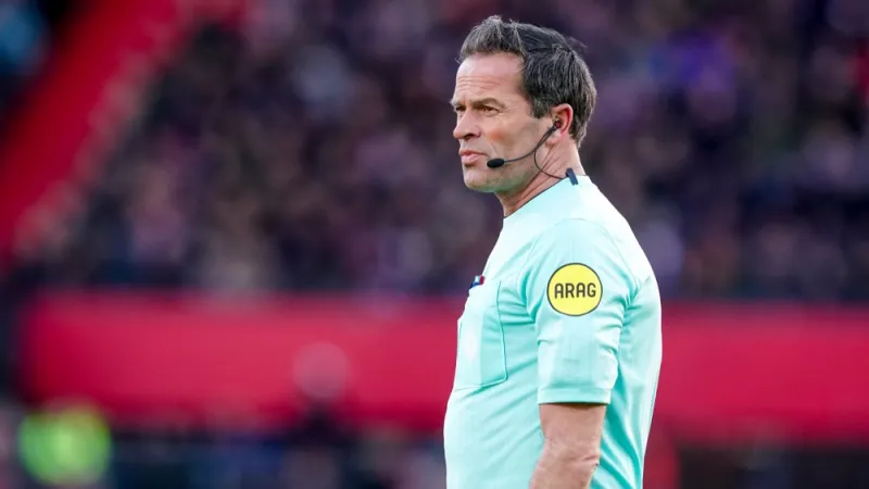 Bas Nijhuis scheidsrechter tijdens wedstrijd tussen PSV en Feyenoord