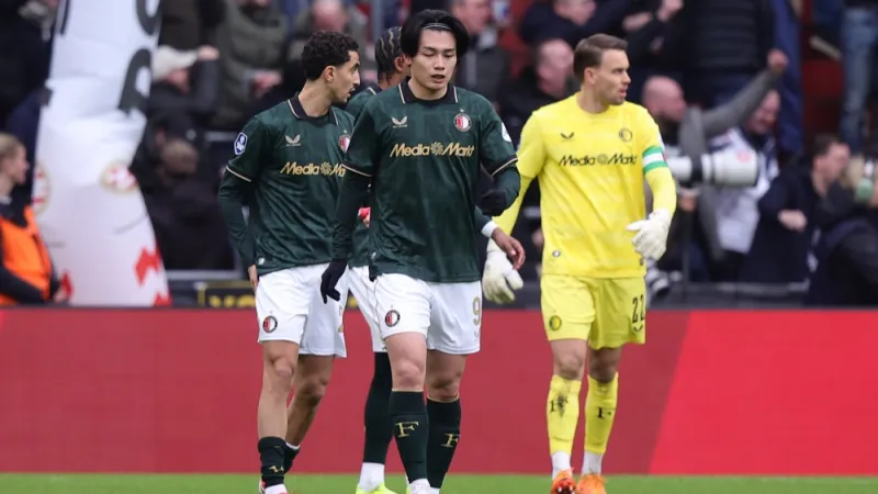 Feyenoord brengt tweede plaats in gevaar na ruime nederlaag tegen PSV