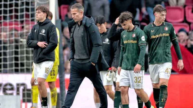 Van Persie: 'Ik zou te allen tijde Feyenoord voorop zetten en strijden voor de club'