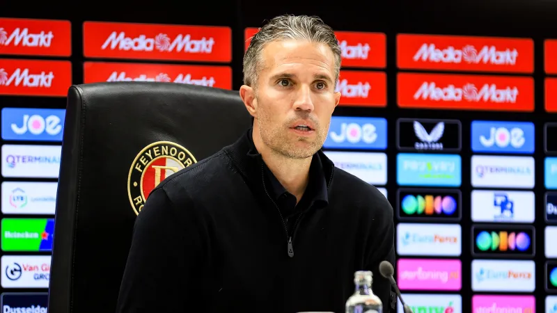 Van Persie laat zich uit over kritiek prominenten: 'Dat hoort bij een volksclub'