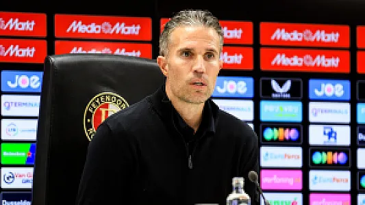Van Persie laat zich uit over kritiek prominenten: 'Dat hoort bij een volksclub'