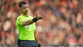 Marc Nagtegaal scheidsrechter tijdens wedstrijd tussen Feyenoord en Go Ahead Eagles