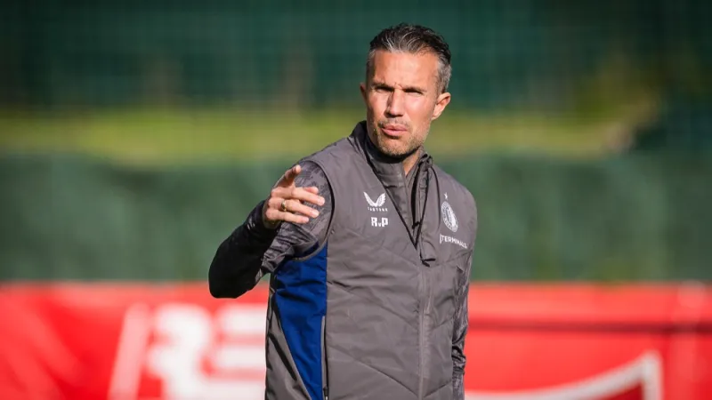Van Persie komt met update over inzetbaarheid van aanvaller