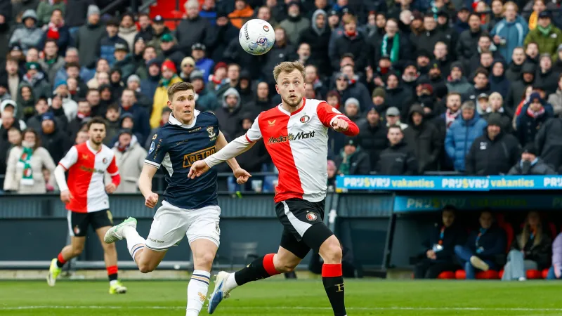 Feyenoord blameert zich bijna tegen tien man Go Ahead Eagles