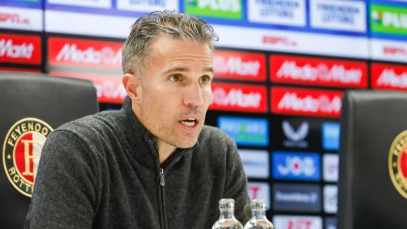 Van Persie: 'Het is natuurlijk heel erg vervelend dat we nu weer een aantal spelers missen'