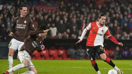 Feyenoord wint nipt van Telstar, debuut Sterling