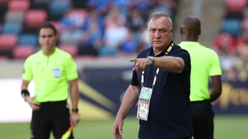 Dick Advocaat stopt per direct als bondscoach van Curaçao vanwege familieomstandigheden