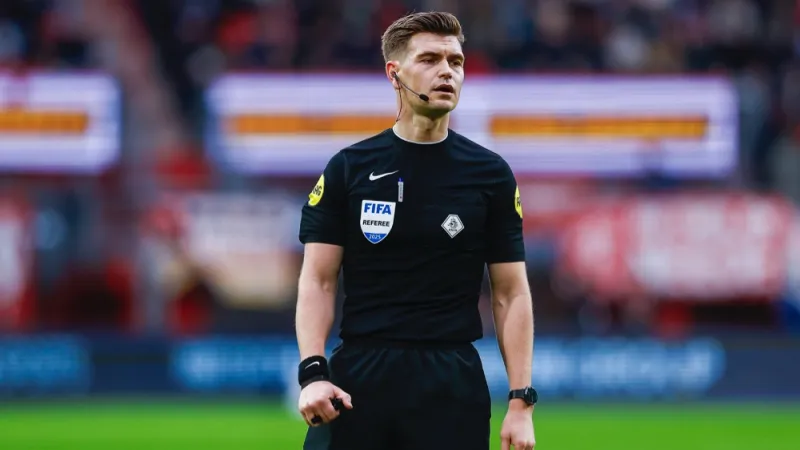 Joey Kooij scheidsrechter tijdens wedstrijd tussen FC Twente en Feyenoord