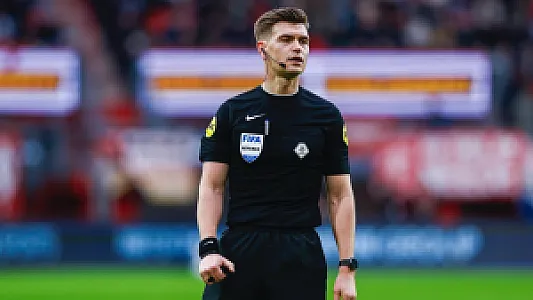 Joey Kooij scheidsrechter tijdens wedstrijd tussen FC Twente en Feyenoord