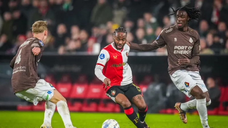 PraatMee | Moet Van Persie Sterling tegen FC Twente in de basis laten beginnen?
