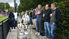 Van Persie deelt bloemen uit aan Gouka en Krabbendam