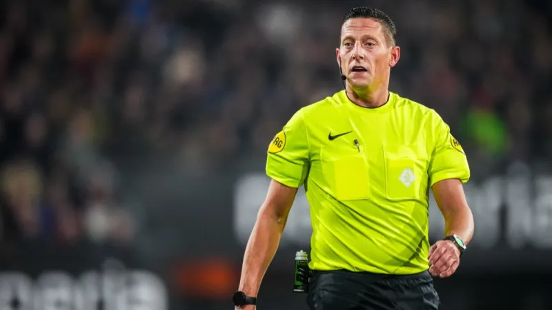 Jeroen Manschot scheidsrechter tijdens wedstrijd tussen NAC Breda en Feyenoord