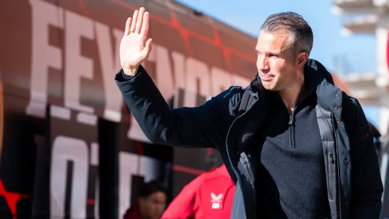 OPSTELLING | Van Persie geeft basisplaats aan Sterling