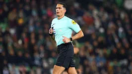 Serdar Gözübüyük scheidsrechter tijdens wedstrijd tussen Feyenoord en Excelsior Rotterdam