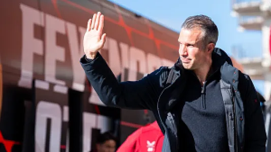 OPSTELLING | Van Persie geeft basisplaats aan Kraaijeveld, Moder centraal achterin