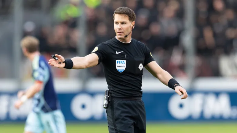 Danny Makkelie scheidsrechter tijdens wedstrijd tussen Feyenoord en Ajax
