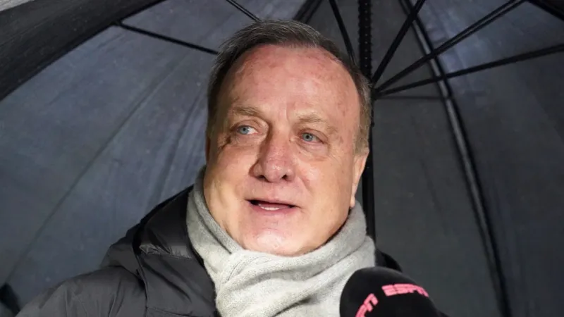 'Dick Advocaat gaat niet met pionnen schuiven, maar hij gaat hem wel helpen'
