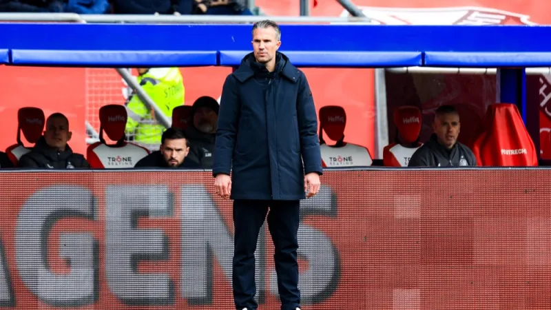 OPSTELLING | Van Persie kiest opnieuw voor Sterling, ook basisplaats voor Borges