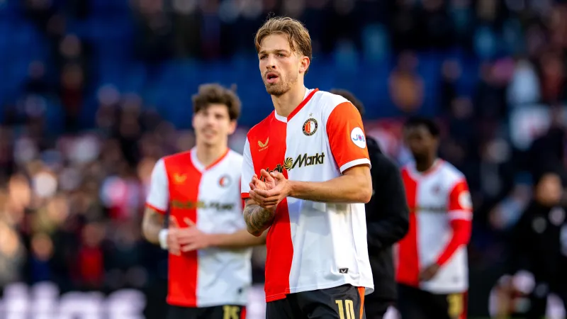 Valente geblesseerd van training: 'Dat WK moet je even vergeten denk ik, dat is in ieders belang'