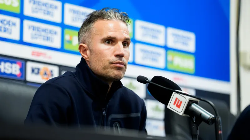 Van Persie: 'Je moet je altijd aanpassen, dat doen we vooral in het verdedigen'