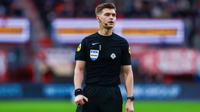 Joey Kooij fluit competitiewedstrijd tussen Fortuna Sittard en Feyenoord