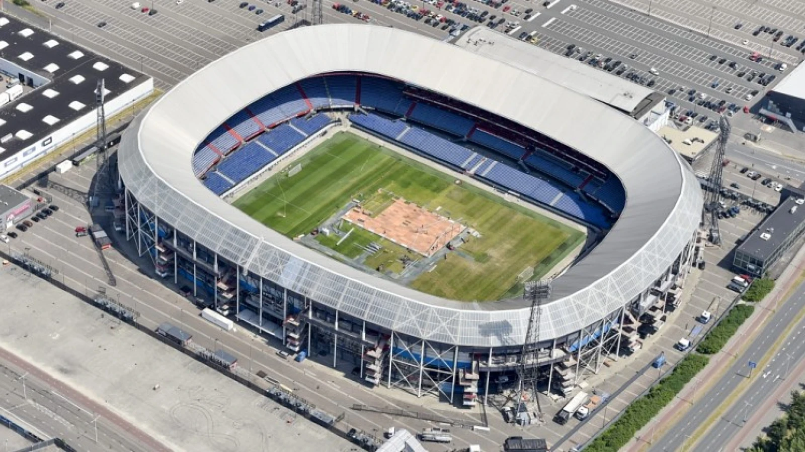 Dé trap bij het Stadionviaduct is afgesloten: supporters zullen om moeten lopen